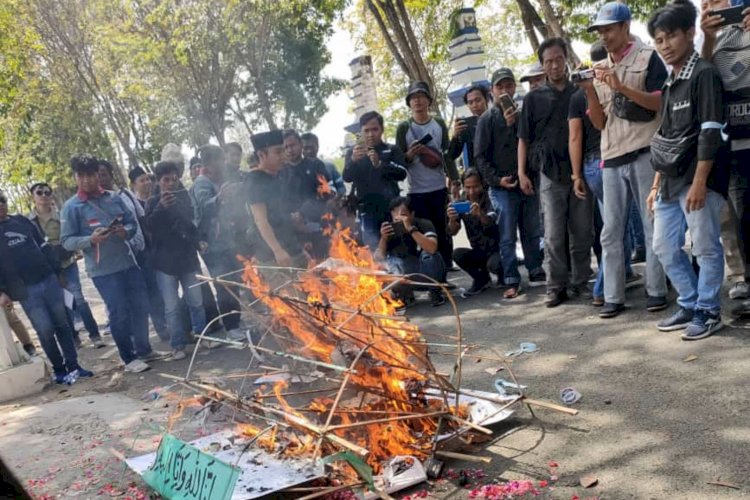  Wartawan Magetan, Jawa Timur bakar ban bekas di depan gedung DPRD Kabupaten Magetan sebagai simbol perlawan terhadap pembelengguan pers Indonesia. 