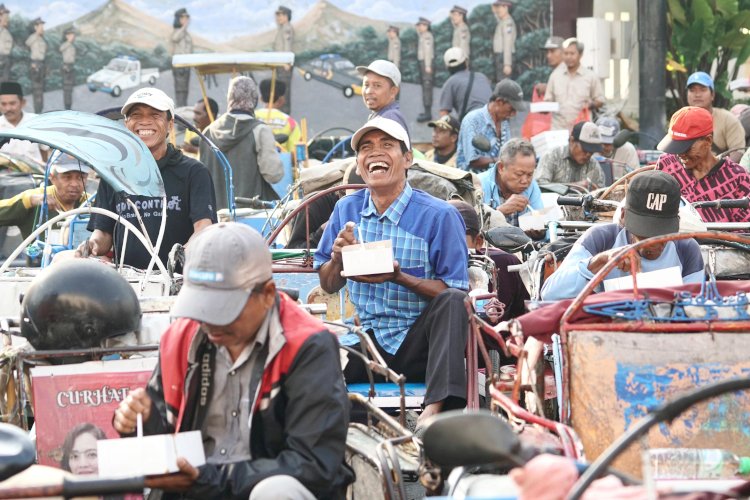 Keceriaan para tukang becak saat di Mapolrestabes Surabaya 