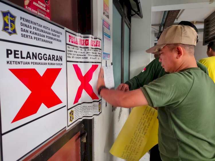 Teks foto: Satpol PP Surabaya segel unit Rusunawa Romokalisari/ist
