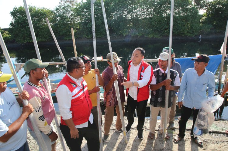 Teks foto: Wali Kota Eri memberikan bantuan alat tangkap ikan di Kenjeran dan Tambak Wedi/RMOLJatim