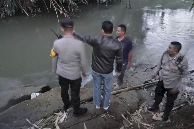 Kepolisian saat mendatangi lokasi terseretnya tiga anak di aliran Sungai Amprong Kota Malang/Antara