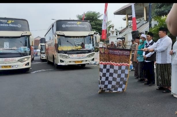 Bupati Jember Hendy Siswanto bersama Kepala Kantor Kemenag Jember Akhmad Sruji Bahtiar didampingi Kabag Kesra Pemkab Jember Ahmad Musoddaq saat melepas jamaah calon haji kloter 43/RMOLJatim