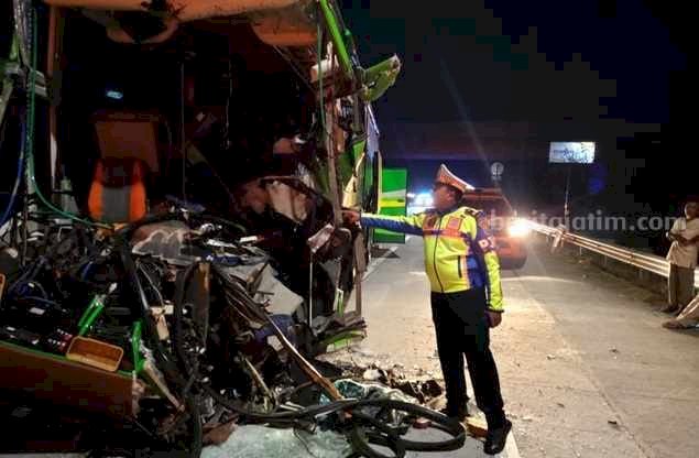 Bagian depan bus pariwisata Bimorio W-7422-UP hancur usai mengalami kecelakaan di tol Jombang-Mojokerto, Selasa (21/5) malam/Ist