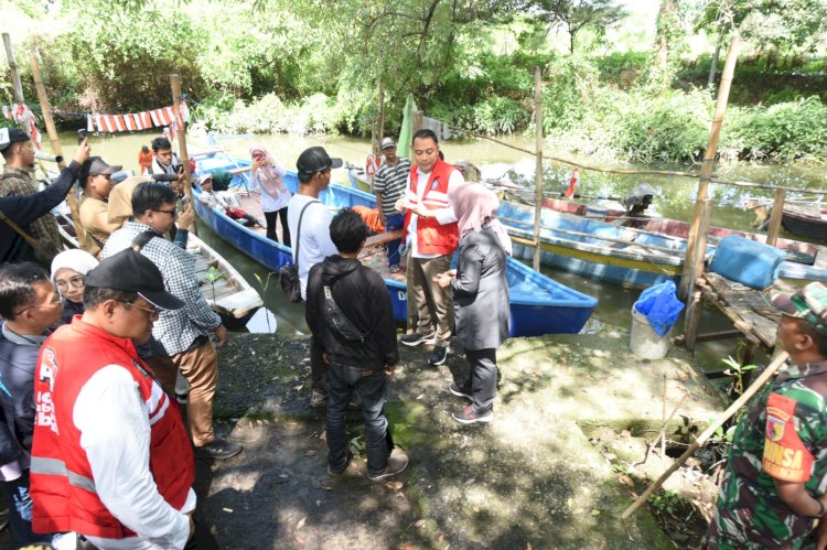 Teks foto: Wali Kota Eri memberikan bantuan peralatan untuk KUB nelayan Surabaya/RMOLJatim