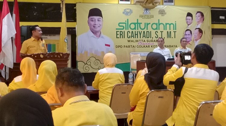 Arif Fathoni saat menerima Eri Cahyadi/ 