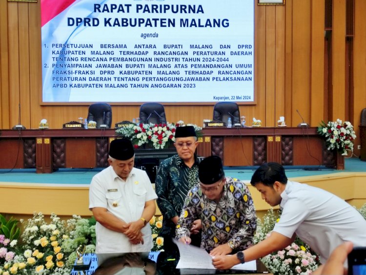 Penandatanganan persetujuan DPRD dan Bupati Malang (kiri) usai rapat paripurna di Gedung DPRD Kabupaten Malang/RMOLjatim