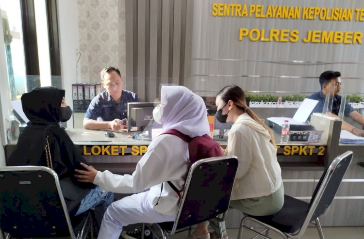 3 korban pelecehan seksual dan pencabulan oleh fotografer saat melaporkan di ruang SPKT Polres Jember/RMOLJatim