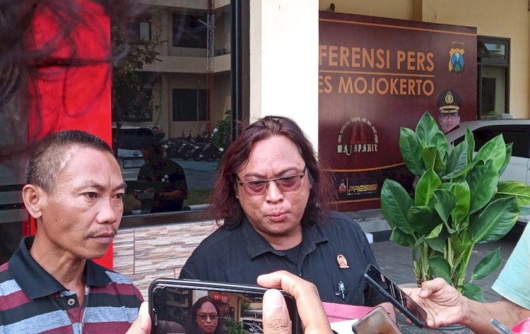 Korban Hartono didampingi kuasa hukumnya usai melaporkan caleg terpilih ke Polres Mojokerto/ist