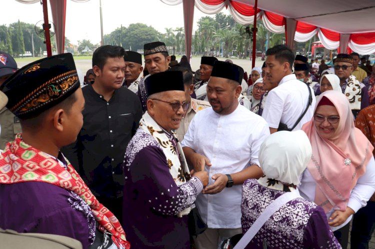 Bupati Gresik Fandi Ahmad Yani melepas 169 calon jamaah haji/Ist