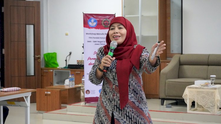  Dwi Astutik menjadi pembicara Workshop Pembuatan Skenario dan Produksi Film Pendek