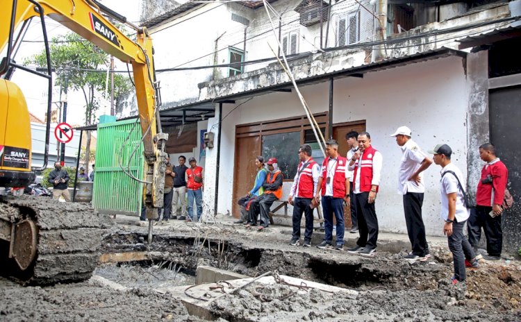 Wali Kota Eri Cahyadi saat sidak pengerjaan Proyek Box Culvert Jalan Kapasari I Surabaya/RMOLJatim