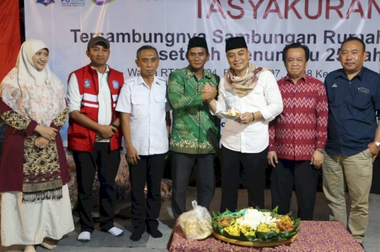 Warga Keputih Tegal Baru bersama Wali Kota Eri Cahyadi tasyakuran menikmati layanan air PDAM Surabaya/RMOLJatim