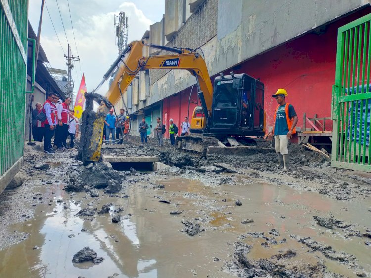 Wali Kota Eri sidak proyek box culvert Jalan Kapasari I Surabaya/RMOLJatim