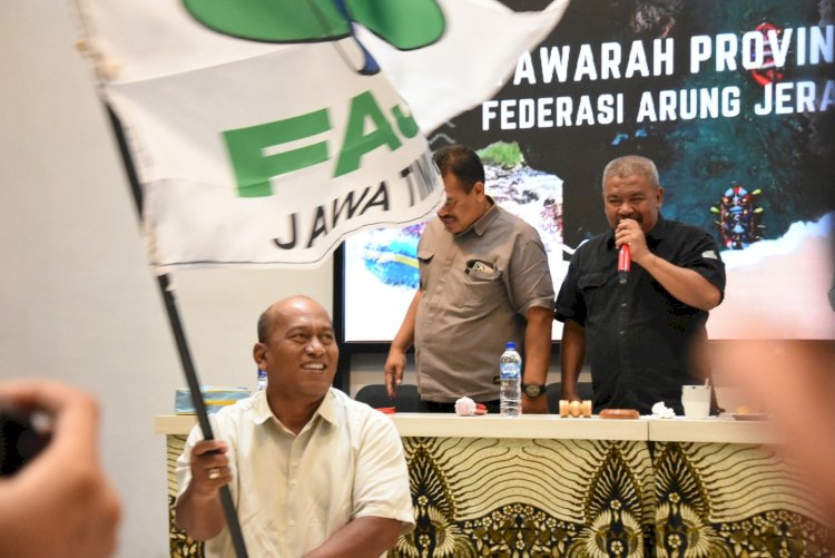Johanes Koento mengibarkan pataka bendera FAJI Jatim dalam Musprovlub FAJI Jatim, Kamis (23/5)/Ist