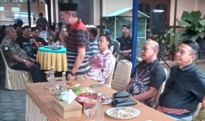 Pj Wali Kota Malang, Wahyu Hidayat (kanan) saat di kegiatan njagong bersama/Ist