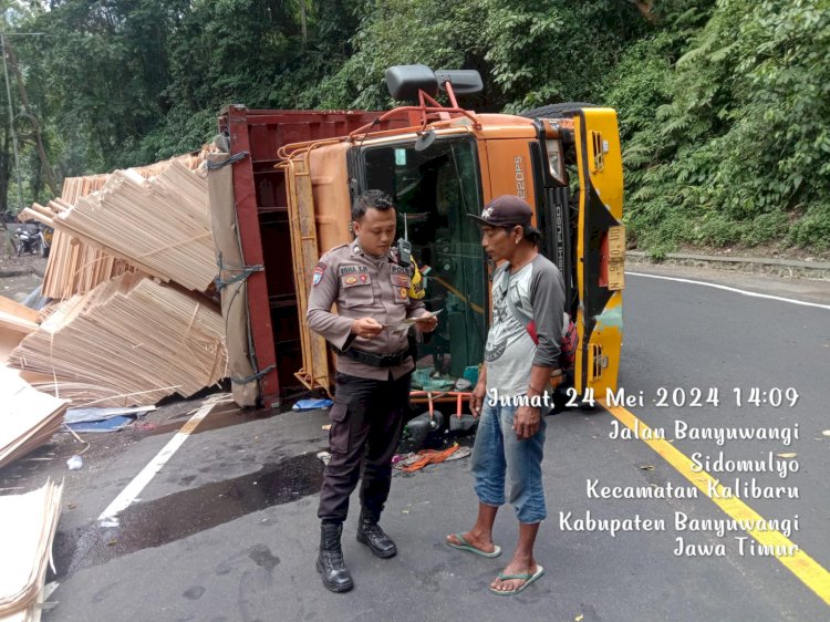 Truk terguling di Jalan Nasional kawasan Gunung Gumitir Jember/Ist
