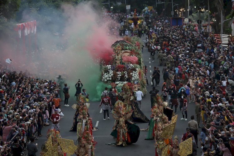 Teks foto: Parade Mobil Hias dan Pawai Budaya ‘Surabaya Vaganza’/ist