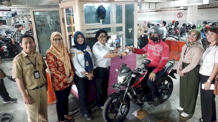 Teks foto: Launching pembayaran cashless dengan EDC dan Handheld di Parkir Basement Gedung Balai Pemuda Kota Surabaya/ist