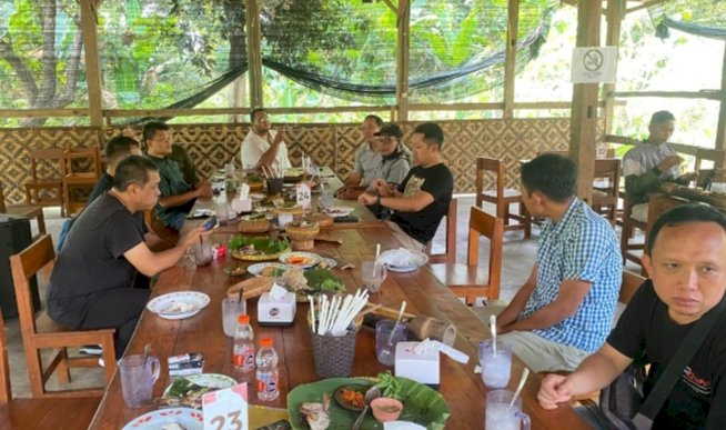 Acara ngopi bareng Kasat Lantas Polres Madiun dan awak media di kandang Ingkung Madiun/ist