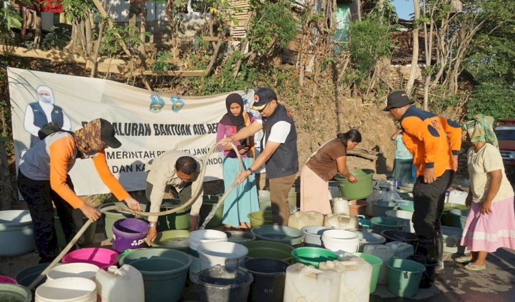 BPBD Jatim melakukan droping air bersih/ist