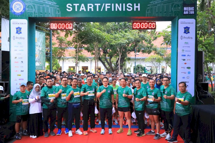 PJ Gubernur Jawa Timur Adhy Karyono melepas peserta Surabaya Medic Run 2024/ist