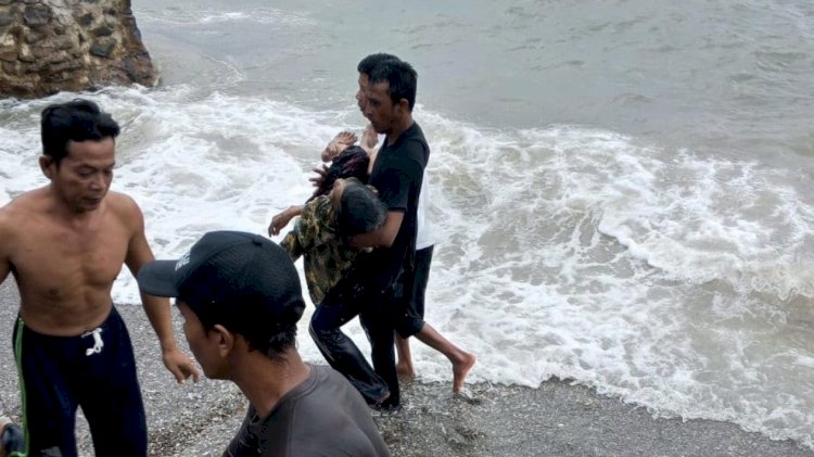 Petugas mengevakuasi jenazah lansia 91 tahun di bibir pantai Bawean