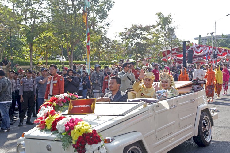 Teks foto: Wali Kota Eri bersama Rini Indriyani mengendarai mobil Jeep menuju Alun-Alun Surabaya/ist