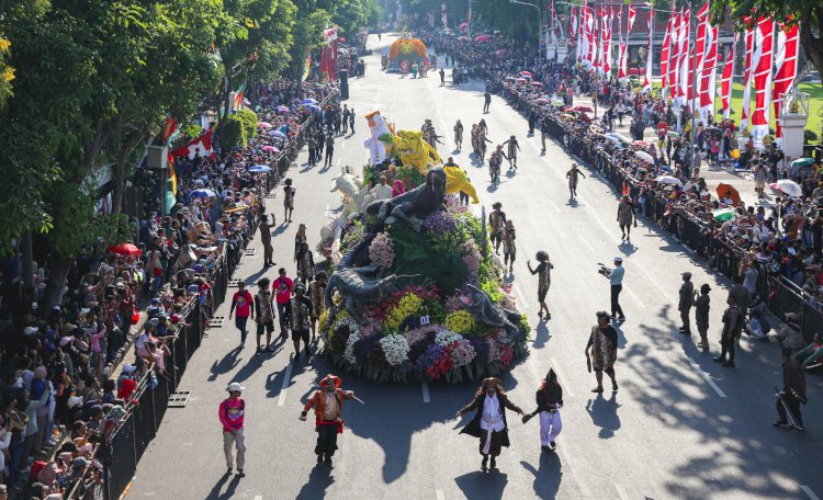 Warga padati sepanjang rute parade Surabaya Vaganza/ist