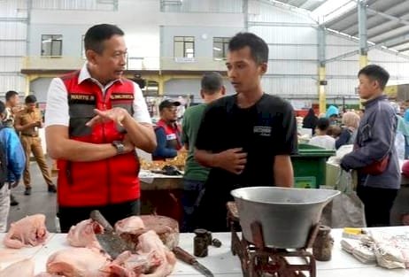 Pj Wali Kota Malang, Dr. Ir. Wahyu Hidayat, MM saat meninjau salah satu pasar tradisional/Ist