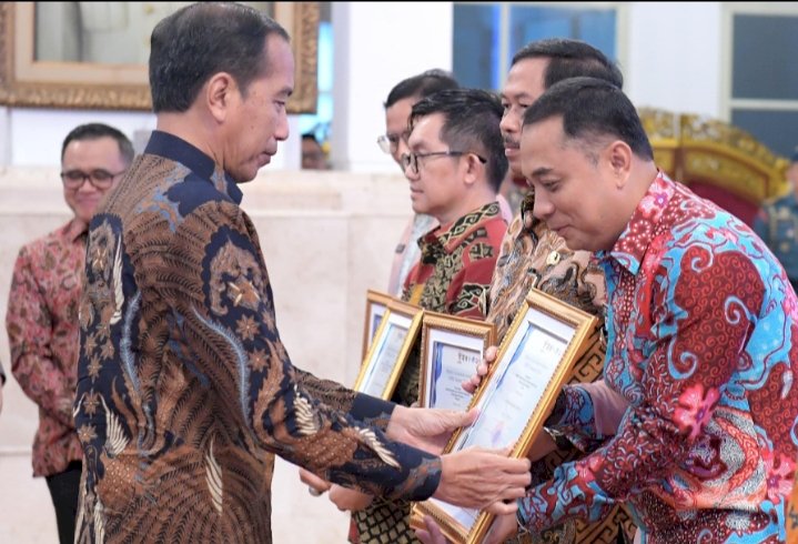 Presiden Jokowi Serahkan Penghargaan SPBE ke Wali Kota Surabaya Eri Cahyadi/ist