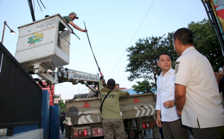 Wali Kota Eri Cahyadi memantau penertiban jaringan kabel utilitas/RMOLJatim