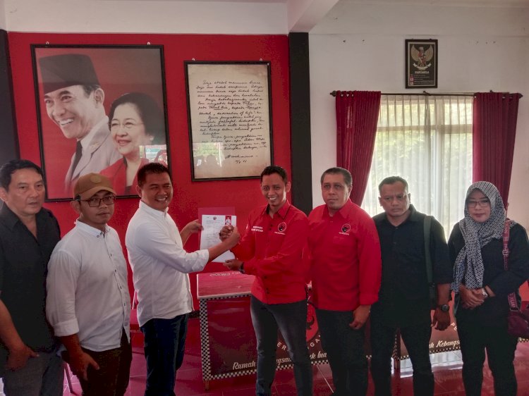 Keterangan foto : Kiagus Firdaus serahkan formulir pendaftaran calon Wakil Walikota Madiun di PDIP/ist.