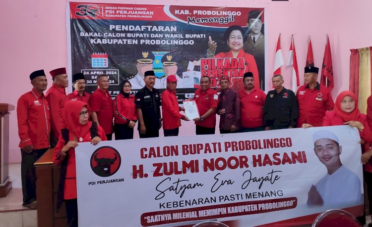 Tim Delegasi Zulmi saat kembalikan formulir di DPC PDIP Kabupaten Probolinggo/RMOLJatim
