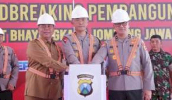 Kapolda Jatim, Irjen Pol Imam Sugianto saat ground breaking pembangunan RS Bhayangkara Jombang/Ist
