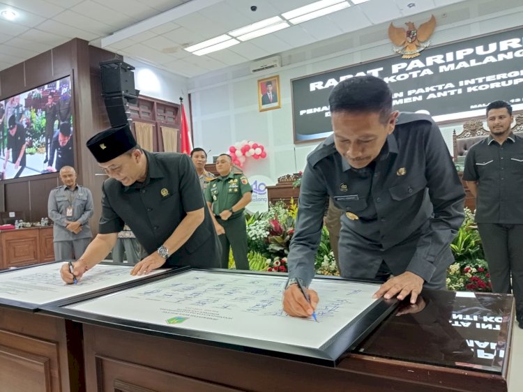Ketua DPRD Kota Malang I Made Riandiana Kartika dan Pj Wali Kota Malang Wahyu Hidayat saat menandatangani pakta integritas anti korupsi/RMOLJatim