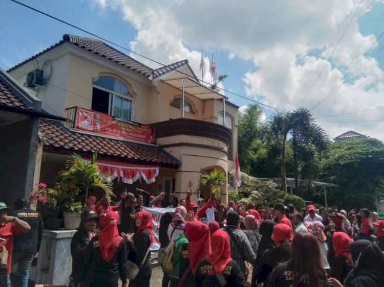 Teks foto: Pendukung Eri-Armuji di DPD PSI Surabaya/RMOLJatim