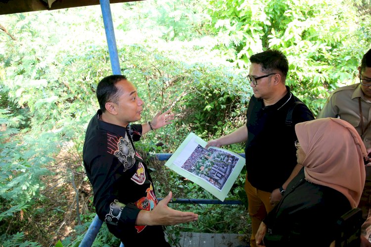Teks foto: Wali Kota Eri ditemani Iman Kristian sidak di eks THR-TRS/RMOLJatim
