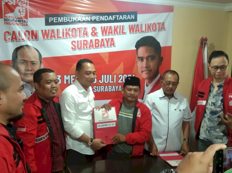 Teks foto: Eri-Armuji Kembalikan Berkas Formulir Pendaftaran Pilkada Surabaya ke PSI/RMOLJatim
