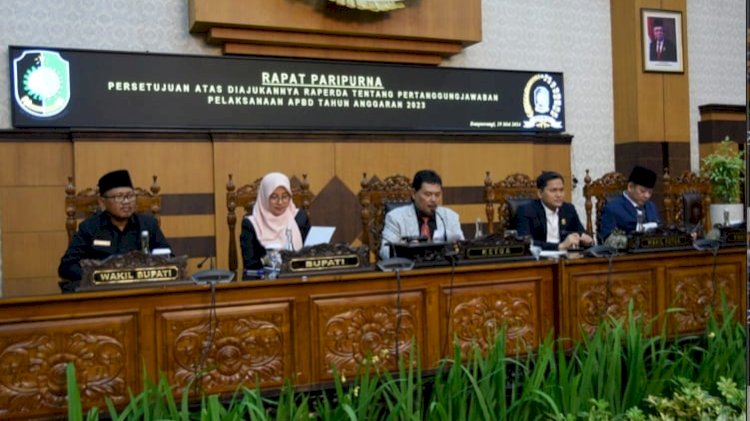 Rapat Paripurna DPRD Banyuwangi menyetujui Raperda LPj APBD 2023 disahkan/ist