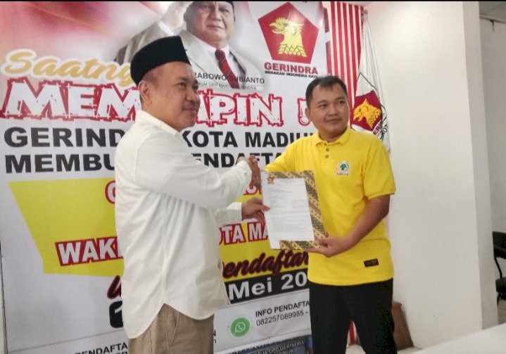 Bagus Rizki Dinarwan (kuning) menyerahkan formulir pendaftaran calon Wakil Walikota Madiun ke Gerindra/RMOLJatim