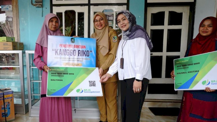 Bupati Banyuwangi Ipuk Fiestiandani menyalurkan bantuan dalam Program Kanggo Riko/Humas Pemkab Bwi