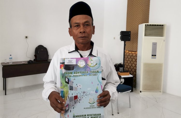Mbah Purwo saat pamerkan ijazah paket B/RMOLJatim
