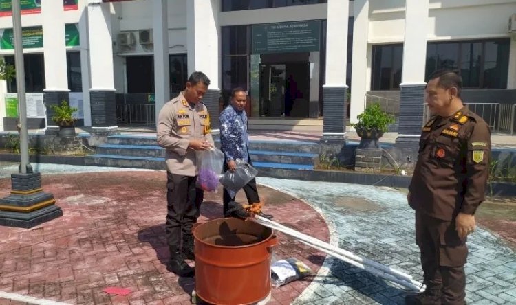 Pemusnahan barang bukti psikotropika dan narkoba di halaman kantor Kejari Ponorogo, Kamis (30/5)/Ist