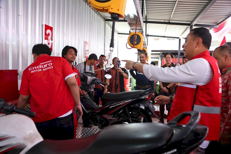Teks foto: Wali Kota Eri meluncurkan RPK Bengkel Pitstop Manyar/ist
