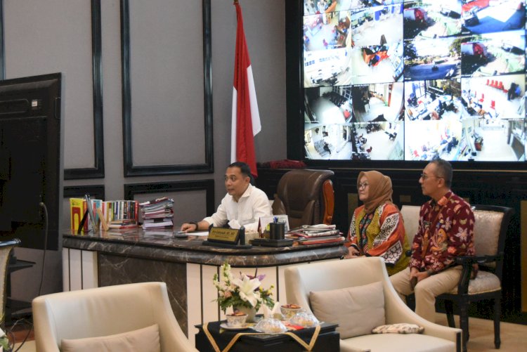 Teks foto: Wali Kota Eri memberikan pengarahan kepada seluruh ASN di Pemkot Surabaya melalui zoom/RMOLJatim
