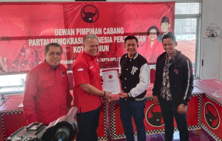 Kolonel (purn) Rachman Fikri saat mengambil formulir pendaftaran calon Wakil Walikota di DPC PDIP Kota Madiun/RMOLJatim