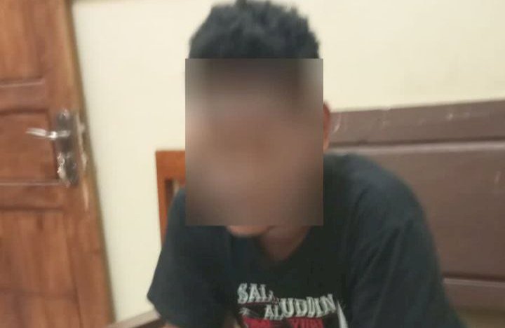 Pelaku judi online Muhammad Maulana saat dibawa ke kantor Polsek Karanggeneng
