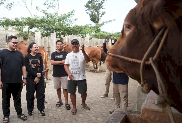 Mas Bup dan Mbak Cicha saat di peternakan/Ist
