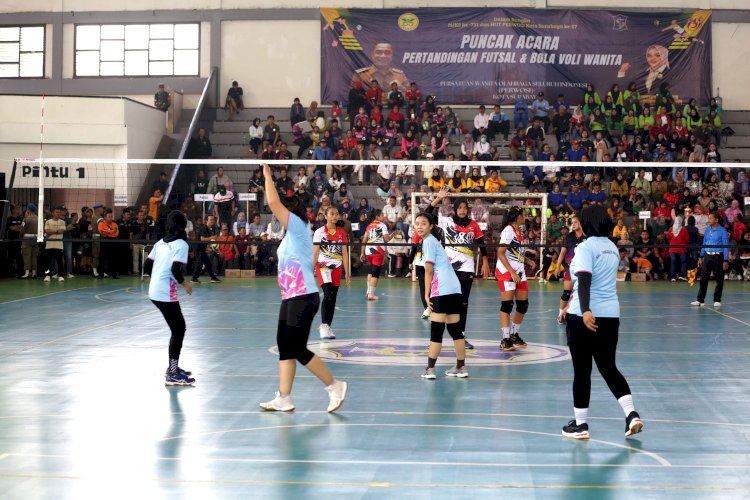 Teks foto: Pertandingan bola voli kategori wanita di Gelora Pancasila Surabaya/ist