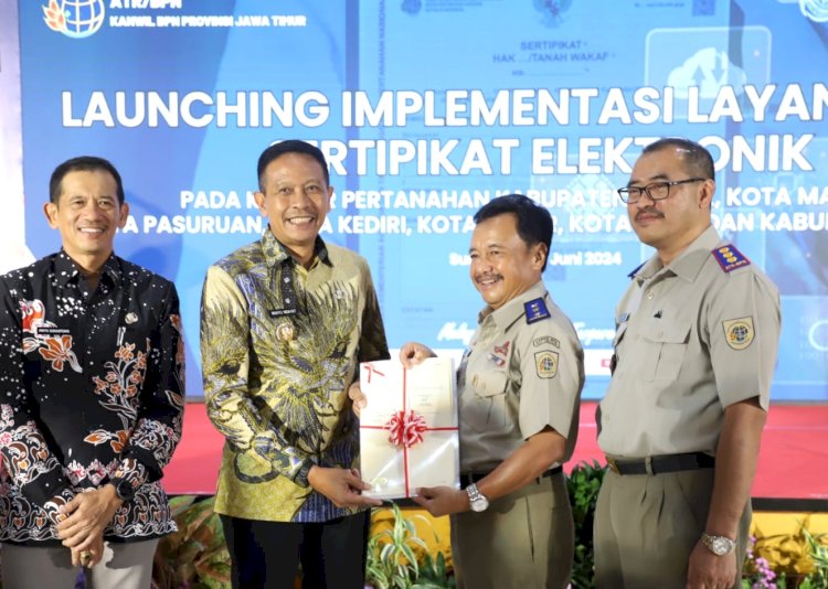 Pj Wali Kota Malang, Dr. Ir. Wahyu Hidayat, MM (dua dari kiri) saat di kegiatan Launching Layanan Sertifikat Elektronik/Ist